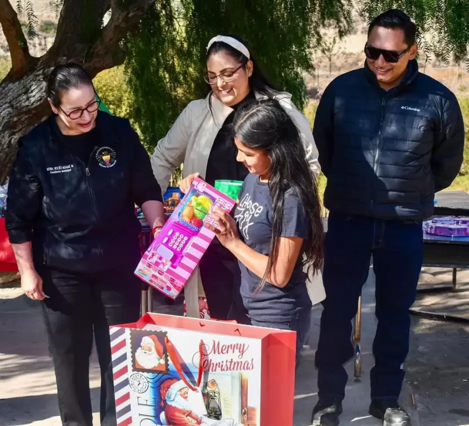 Presidenta Roc�o Adame lleva la magia de la Navidad a la comunidad El Morro