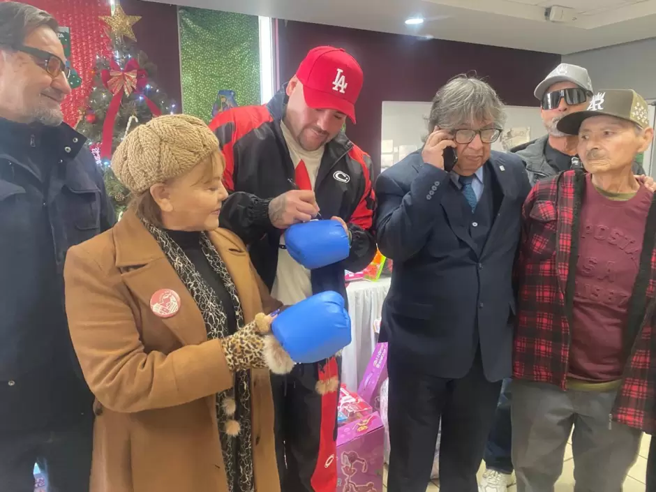 Entrega boxeador Andy Ru�z juguetes a DIF Ensenada