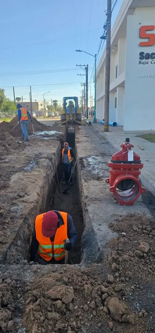 Obras de reposici�n de l�neas de agua potable en Mexicali