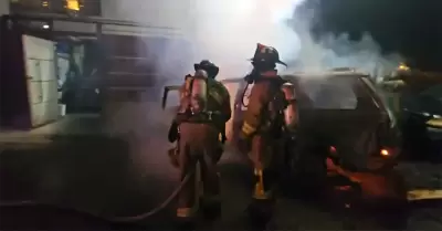 Choca contra vivienda y se incendia veh�culo
