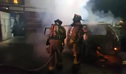 Choca contra vivienda y se incendia veh�culo