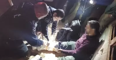 Auxilia polic�a municipal a migrante lesionado tras caer del cerco fronterizo