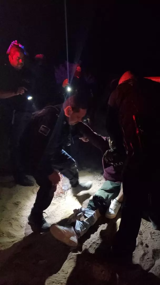 Auxilia polic�a municipal a migrante lesionado tras caer del cerco fronterizo