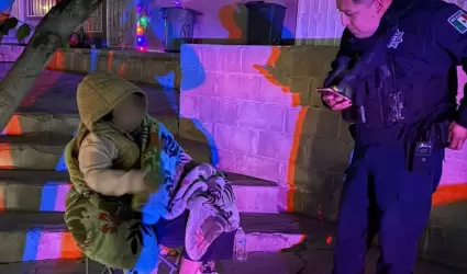Escuadr�n Violeta y CEJUM resguardan a mujer adulta que dorm�a afuera de domicil