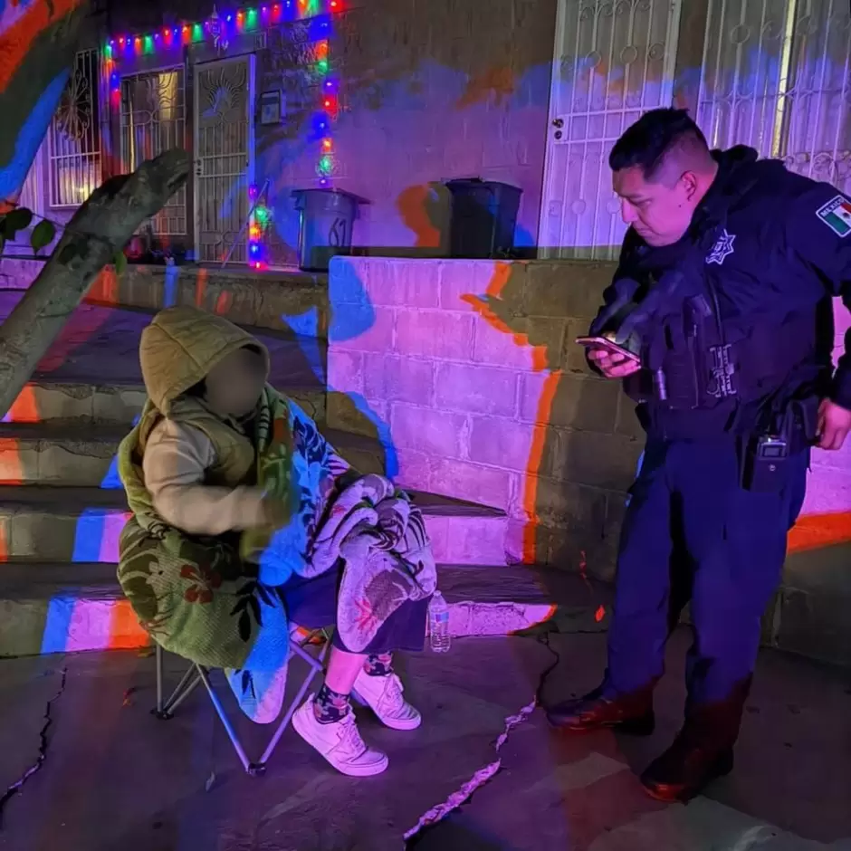 Escuadr�n Violeta y CEJUM resguardan a mujer adulta que dorm�a afuera de domicilio en Tijuana