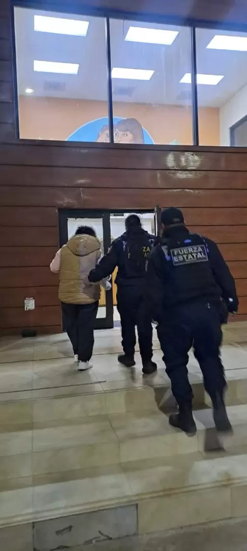 Escuadr�n Violeta y CEJUM resguardan a mujer adulta que dorm�a afuera de domicilio en Tijuana