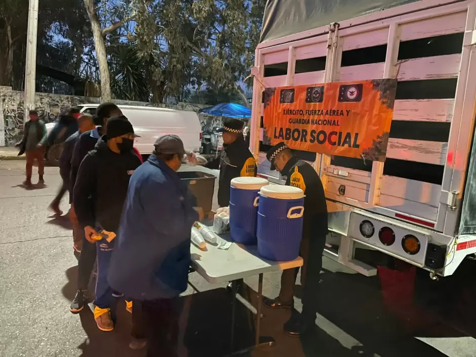 Guardia Nacional reparte caf� y pan en Tijuana como labor social