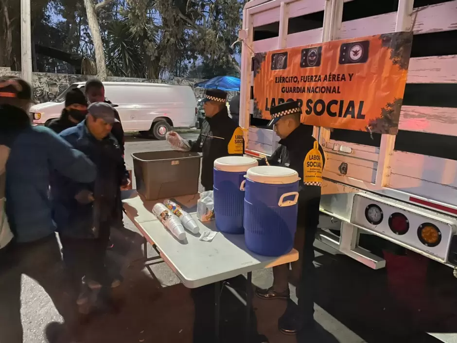 Guardia Nacional reparte caf� y pan en Tijuana como labor social