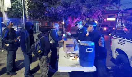 Guardia Nacional reparte caf� y pan en Tijuana como labor social