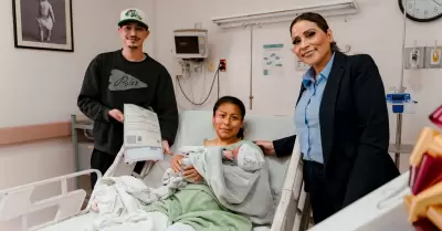 Visita Claudia Agat�n a primer beb� de 2025 en HGE