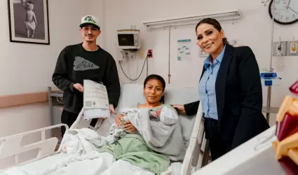 Visita Claudia Agat�n a primer beb� de 2025 en HGE