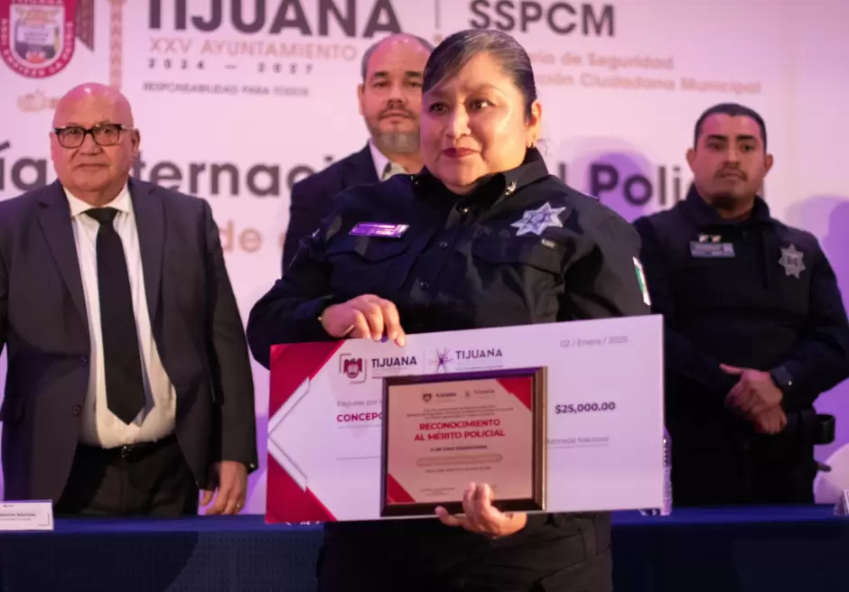 Condecora alcalde Ismael Burgue�o Ruiz a polic�as municipales de Tijuana