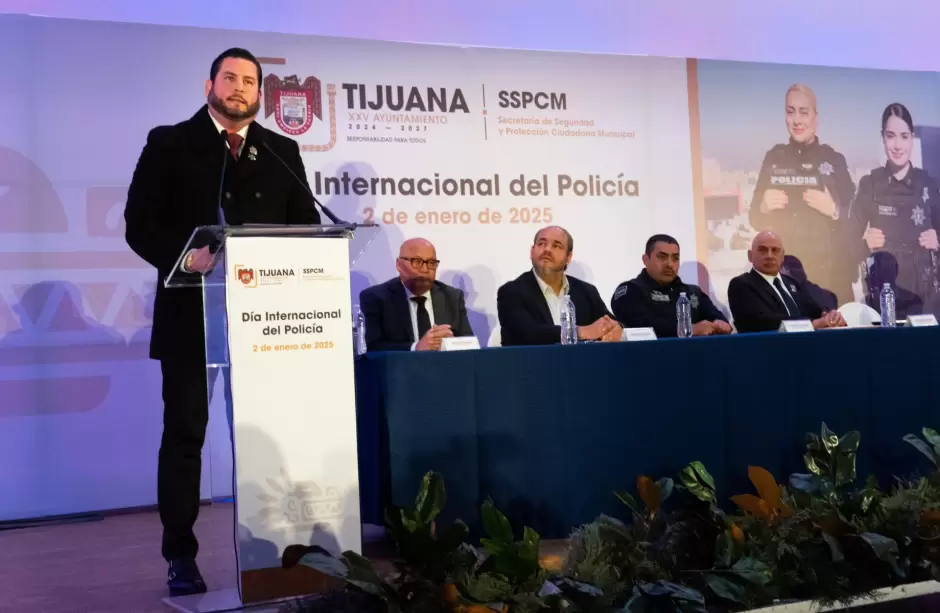 Condecora alcalde Ismael Burgue�o Ruiz a polic�as municipales de Tijuana