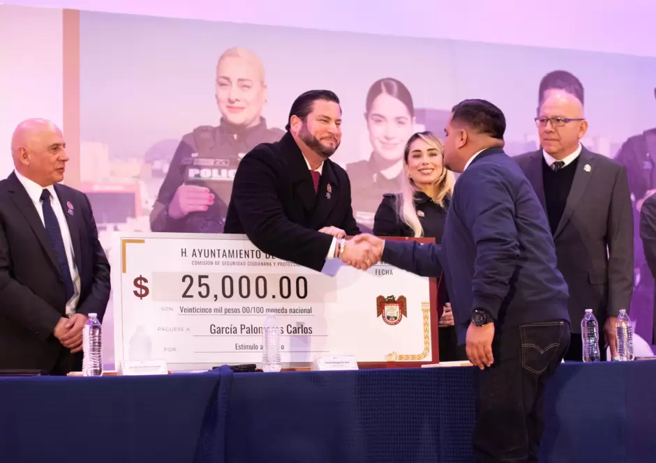 Condecora alcalde Ismael Burgue�o Ruiz a polic�as municipales de Tijuana