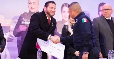 Condecora alcalde Ismael Burgue�o Ruiz a polic�as municipales de Tijuana
