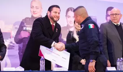 Condecora alcalde Ismael Burgue�o Ruiz a polic�as municipales de Tijuana