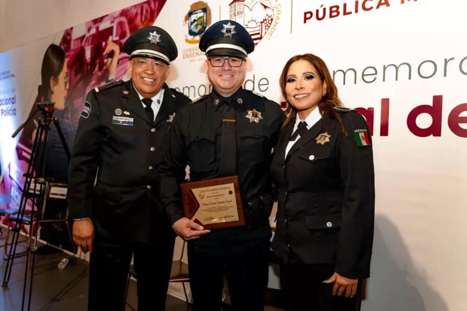 Gobierno de Ensenada honra a polic�as por su destacada trayectoria y servicio