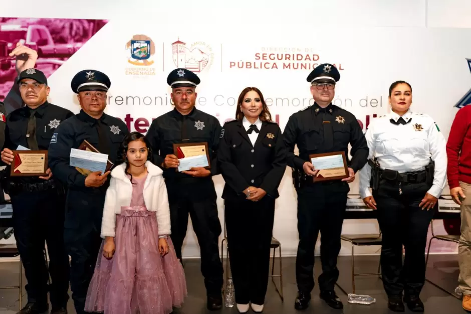Gobierno de Ensenada honra a polic�as por su destacada trayectoria y servicio