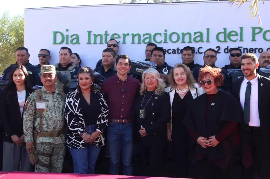 Entrega Rom�n Cota uniformes a polic�as municipales en su d�a