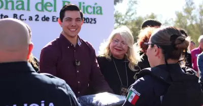 Entrega Rom�n Cota uniformes a polic�as municipales en su d�a