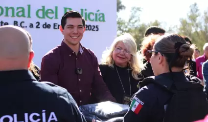 Entrega Rom�n Cota uniformes a polic�as municipales en su d�a