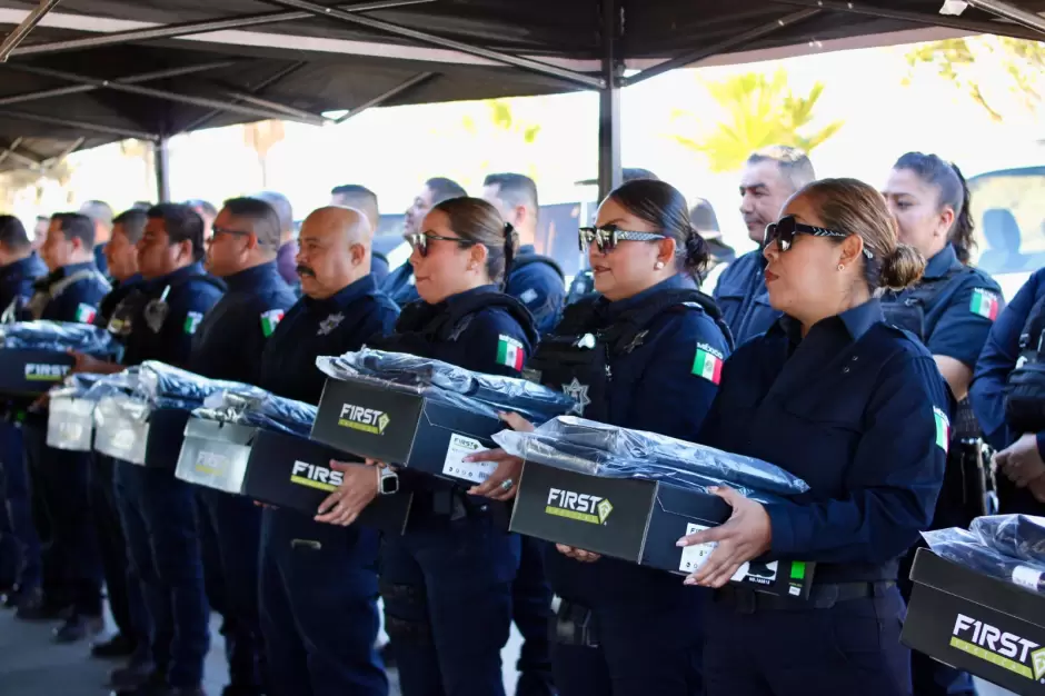 Entrega Rom�n Cota uniformes a polic�as municipales en su d�a