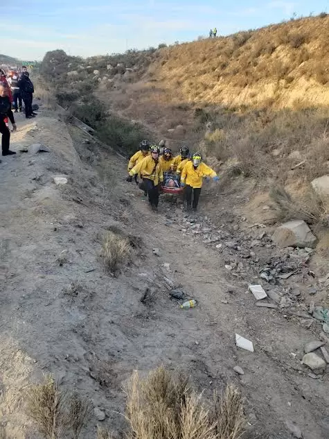 Rescatan a cuatro personas tras ca�da de veh�culo a un barranco en Tijuana