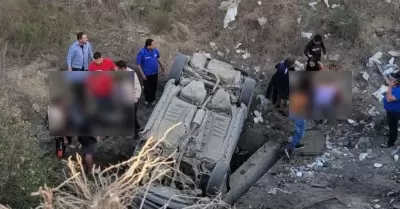 Rescatan a cuatro personas tras ca�da de veh�culo a un barranco en Tijuana