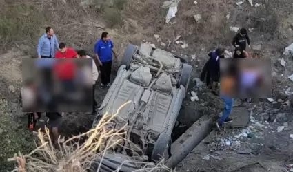 Rescatan a cuatro personas tras ca�da de veh�culo a un barranco en Tijuana