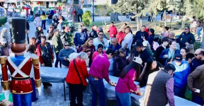 Rom�n Cota celebra con rosca gigante