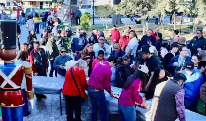 Rom�n Cota celebra con rosca gigante