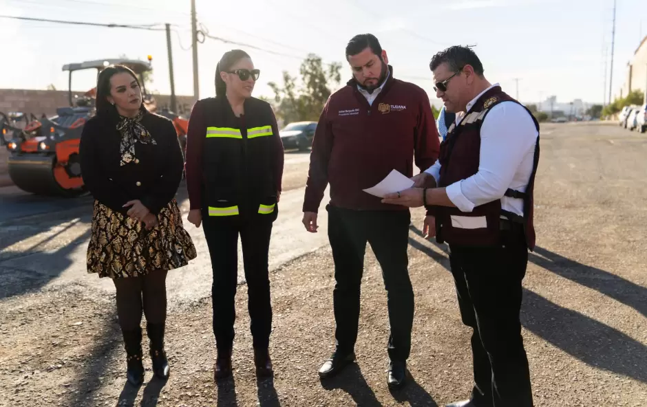 Constata presidente municipal de Tijuana Ismael Burgue�o obras de mantenimiento de vialidades