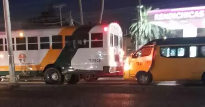 Colisi�n entre autob�s de transporte de personal y taxi en bulevares D�az Ordaz 