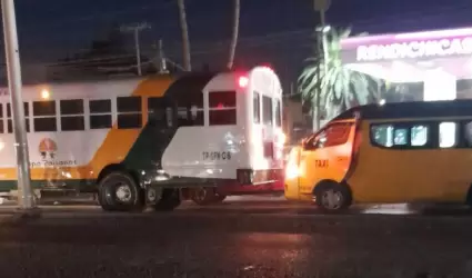 Colisi�n entre autob�s de transporte de personal y taxi en bulevares D�az Ordaz 