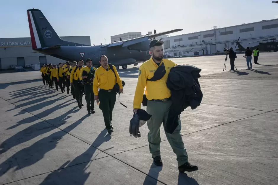 Entran en apoyo bomberos mexicanos en incendios de Los �ngeles