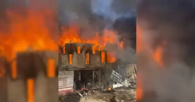 Incendio causa da�os en dos viviendas en la colonia Arenales