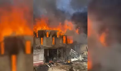 Incendio causa da�os en dos viviendas en la colonia Arenales