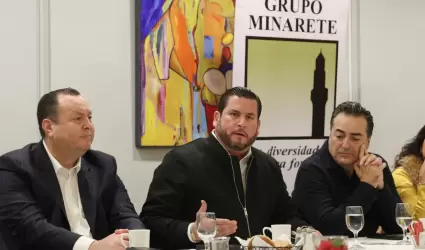 Se re�ne presidente municipal Ismael Burgue�o con integrantes del grupo Minarete