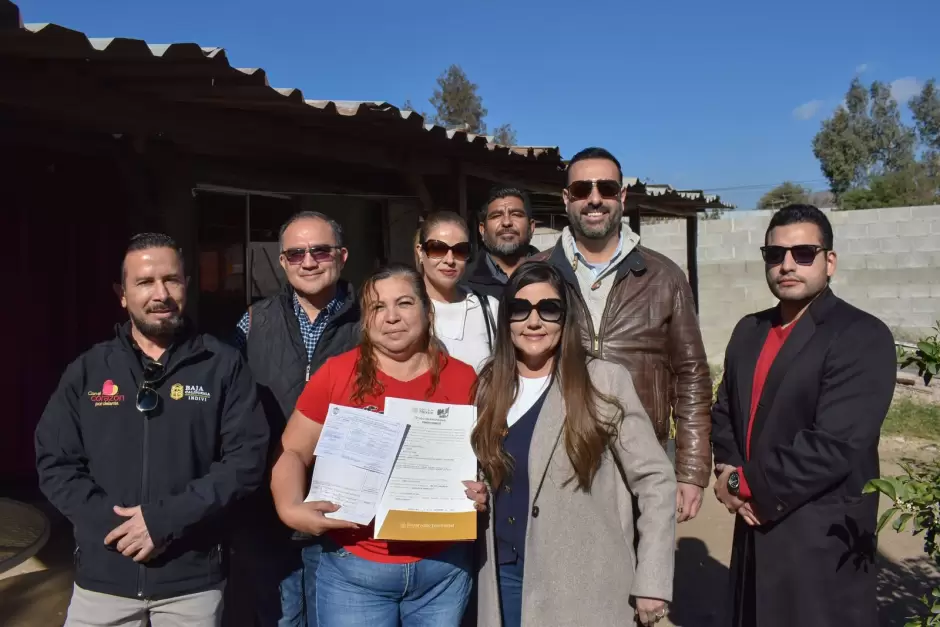 Entregan t�tulos a residentes de Maclovio Rojas