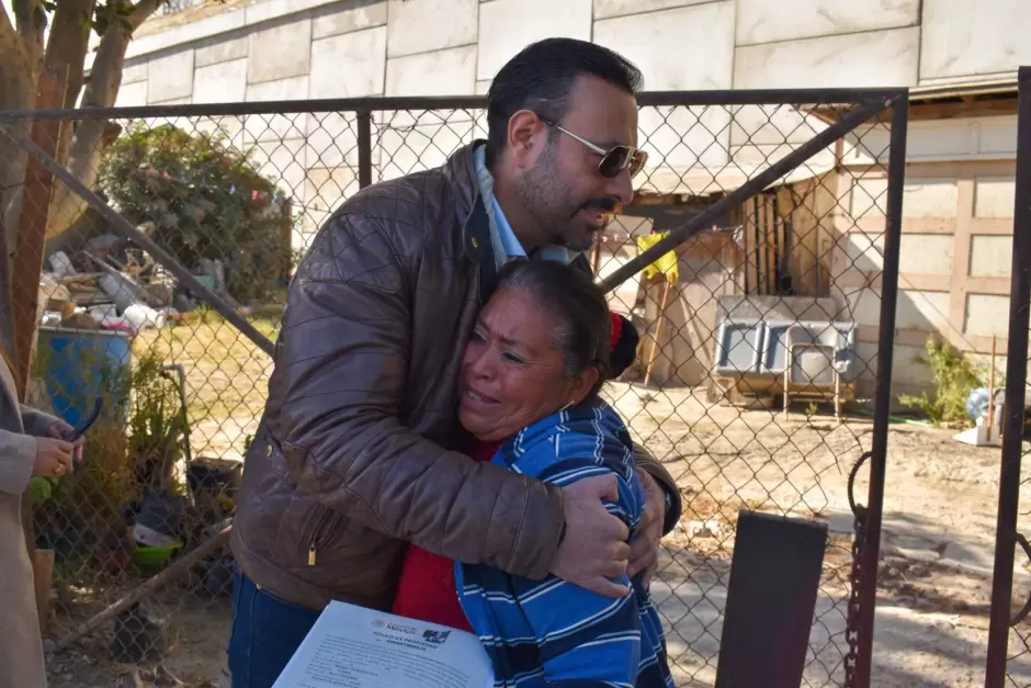 Entregan t�tulos a residentes de Maclovio Rojas