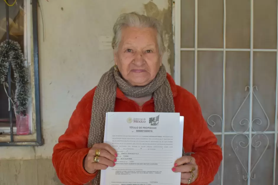 Entregan t�tulos a residentes de Maclovio Rojas
