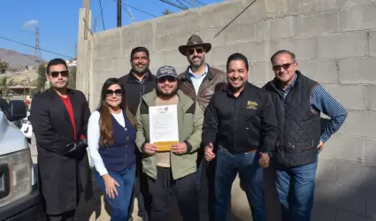 Entregan t�tulos a residentes de Maclovio Rojas