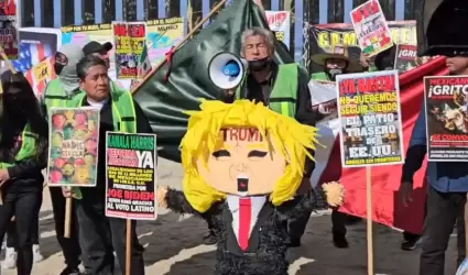 Activistas queman pi�ata con la figura de Trump frente al muro internacional en 