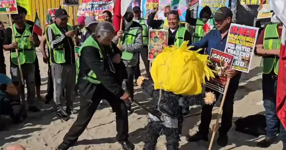 Activistas queman pi�ata con la figura de Trump frente al muro internacional en Playas de Tijuana