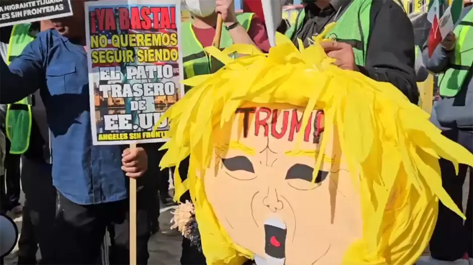Activistas queman pi�ata con la figura de Trump frente al muro internacional en Playas de Tijuana