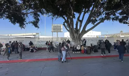 Regresan migrantes a "El Chaparral" con cita de asilo pese a estar cerrada la fr