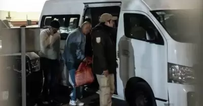 Deportan a primer grupo de migrantes detenidos en campos agr�colas de Denver