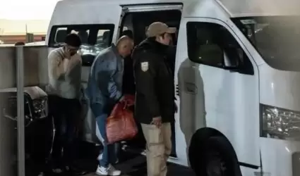 Deportan a primer grupo de migrantes detenidos en campos agr�colas de Denver