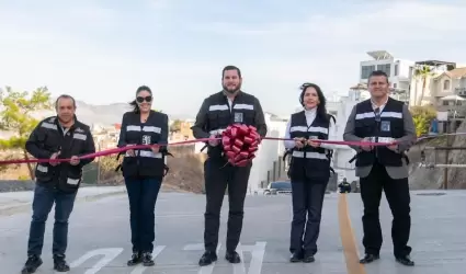 Inaugura presidente municipal Ismael Burgue�o obra de reconstrucci�n de paviment