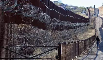 Muro fronterizo en Nogales, Arizona